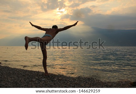 man doing gymnastics in the morning at the lakeside