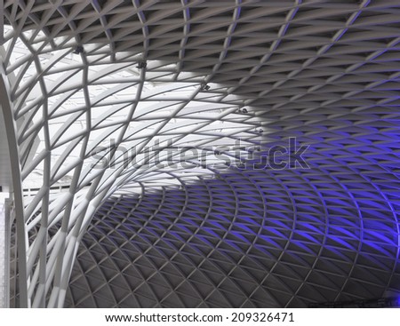 LONDON - AUGUST 2. King\'s Cross railway station western departures concourse diagrid roof structure on August 2, 2014, designed by John McAsian and built by Vinci; located in London, UK.