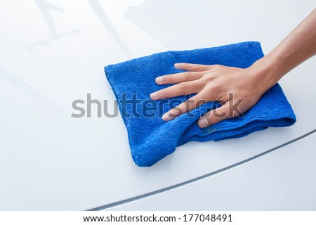 cleaning car using microfiber cloth