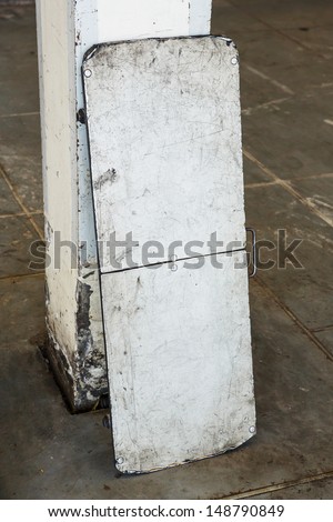 Close up grunge Car creeper lean on rectangular concrete column