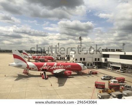 BANGKOK, THAILAND - JULY 15, 2015 : unloading of baggage from the Air Asia aircraft in Bangkok airport on July 15, 2015. Air Asia company is the largest low cost airlines in Asia.