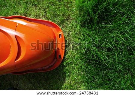 Lawn mower at the limit of cut grass.