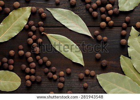bay leaf and allspice on a wooden table