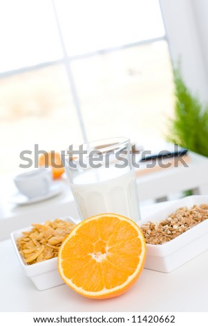 Fast and delicious breakfast / Orange, cornflakes and milk