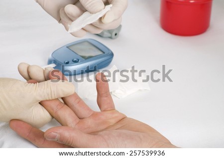 The doctor checks at the diabetic a level of sugar in blood.