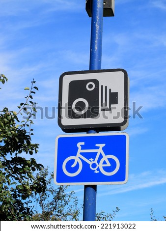 A road sign showing a traffic camera warning / Speed camera advise sign