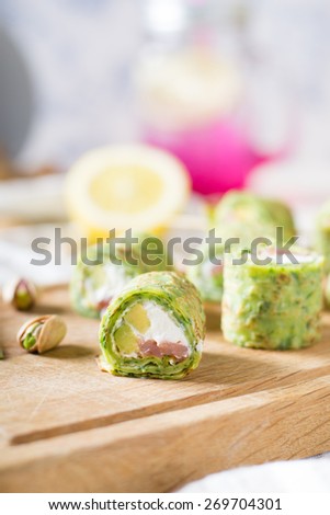 Spinach crepes with salmon, avocado and cream cheese