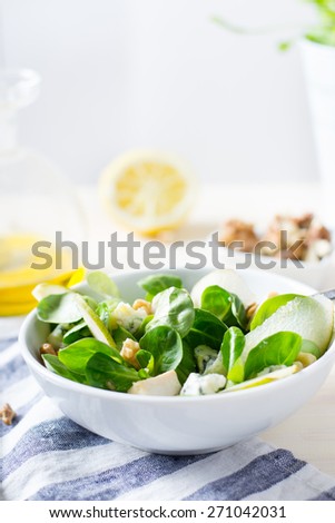 Salad with chicken and pear