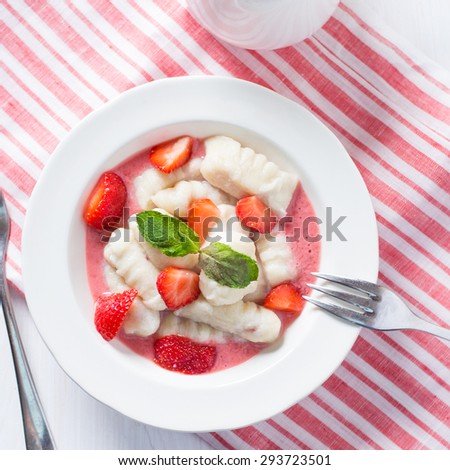 Gnocchi with strawberry sauce