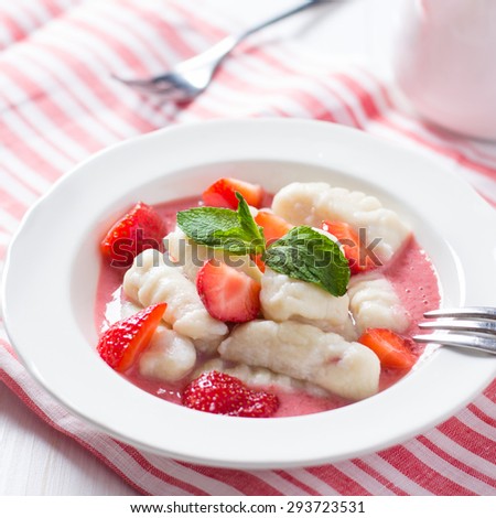 Gnocchi with strawberry sauce