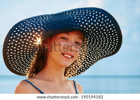 Girl in a hat on a background of ocean