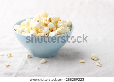 caramel popcorn in bowl on table with napkin