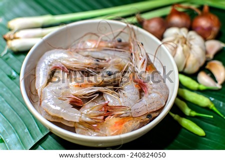 Fresh shrimp with garnish for Tom yam (Spicy Clear Soup, Thai Food)