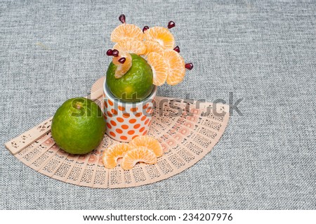 Orange mandarin or tangerine fruit. Orange Peeled and sliced.peacock made of orange. Food art.\
Food decoration