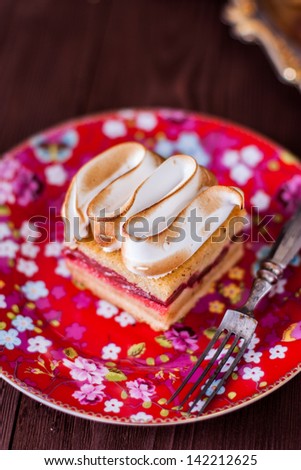 Rhubarb cake with swiss meringue
