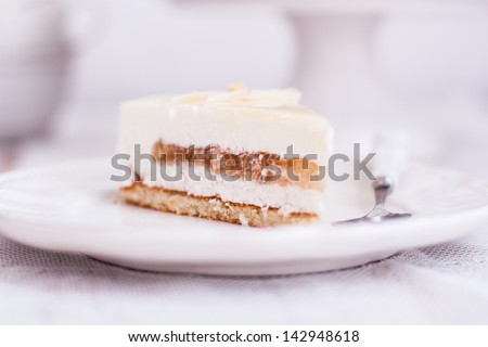 Cake with litchi and white wine