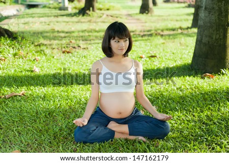 pregnant woman fitness pregnancy nature