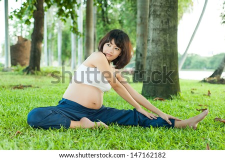 pregnant woman fitness pregnancy nature