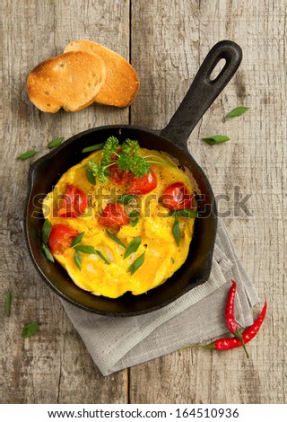scrambled eggs with grilled tomatoes