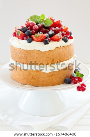 Sponge cake with whipped cream and fresh berries.