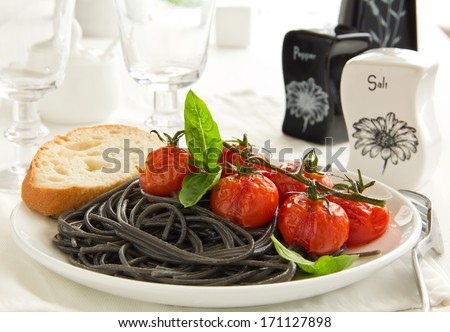 Pasta with cuttlefish ink with grilled tomato