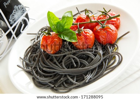 Pasta with cuttlefish ink with grilled tomato