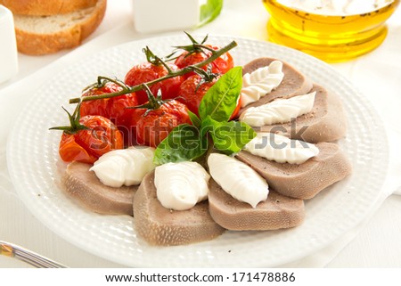 Boiled beef tongue with grilled tomatoes.