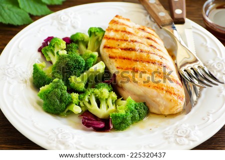 Roast breast grilled with salad with broccoli