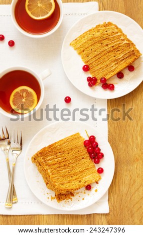 Honey cake with vanilla cream.