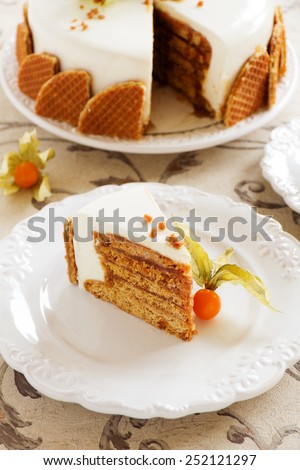 Honey cake with caramel.
