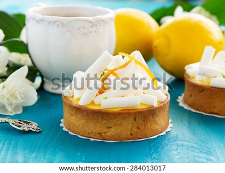 Tartlets with lemon cream and meringue. Lemon pie.