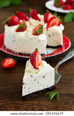 Creamy cheesecake with chocolate Oreo biscuits and strawberries.