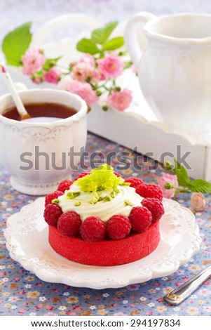 Tartlets with pistachio cream and raspberries.