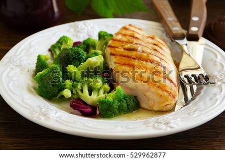 Roast breast grilled with salad with broccoli