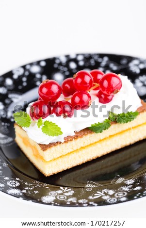 Cake with red currant berries