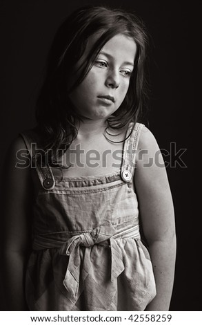 La tristesse me tue Stock-photo-powerful-low-key-shot-of-an-upset-young-girl-42558259