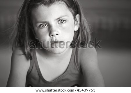 La tristesse me tue Stock-photo-powerful-black-and-white-shot-of-a-lonely-child-45439753
