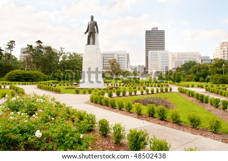 Huey Long statue and Baton Rouge skyline