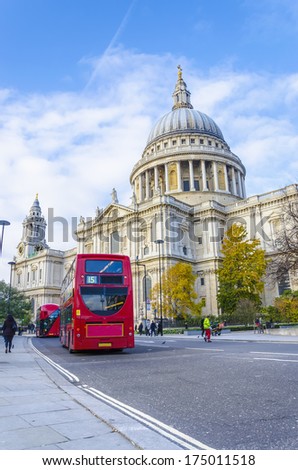 St. Paul\'s Cathedral from the south with red doubledecker bus