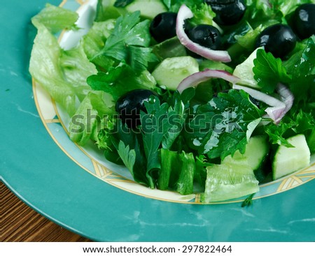 Zahter salatasÃ?Â?Ã?Â±  - Mediterranean salad with green leaves, olives and onions