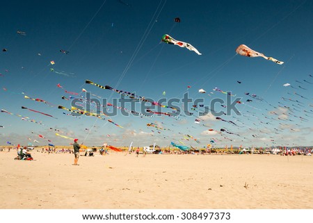 Long Beach, Washington/USA - August 21, 2015:  Let\'s go fly a kite!  The annual kite festival at Long Beach, Washington, attracts thousands of participants and tourists every year.
