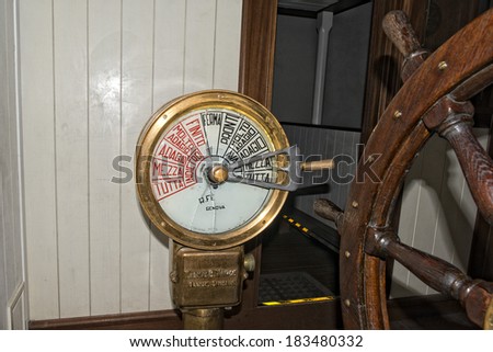 Old italian ship speed control command detail