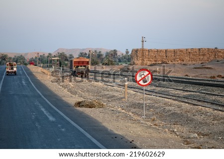 Arabic road no cellular phone sign