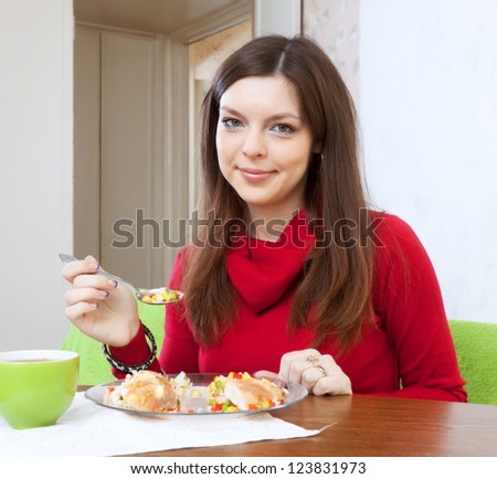 girl divided lunch in half to lose weight