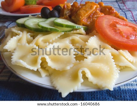 chicken with tomato and olive with macaroni
