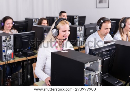 females and males of technical support line receiving calls