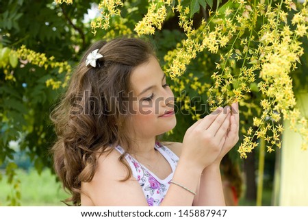 beautiful girl holding flowers in the park and enjoy,best focus on the eyes, lips, hands, hair and flowers in their hands