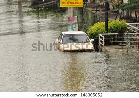 BANGKOK - NOVEMBER 09: Unidentified  car drown in water at Rangsit during the flooding crisis on November 09, 2011 in Bangkok.