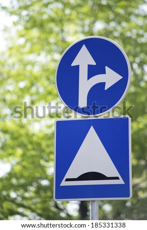 Traffic sign with two arrows pointing in different directions