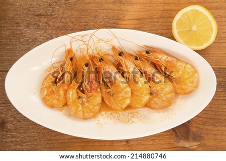 Shrimps on ceramic plate with lemon